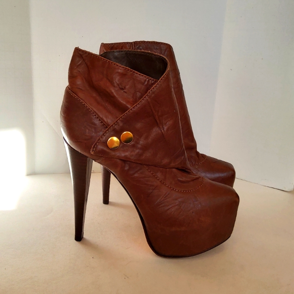 Alice and Olivia  by Stacey Bendet brown boots